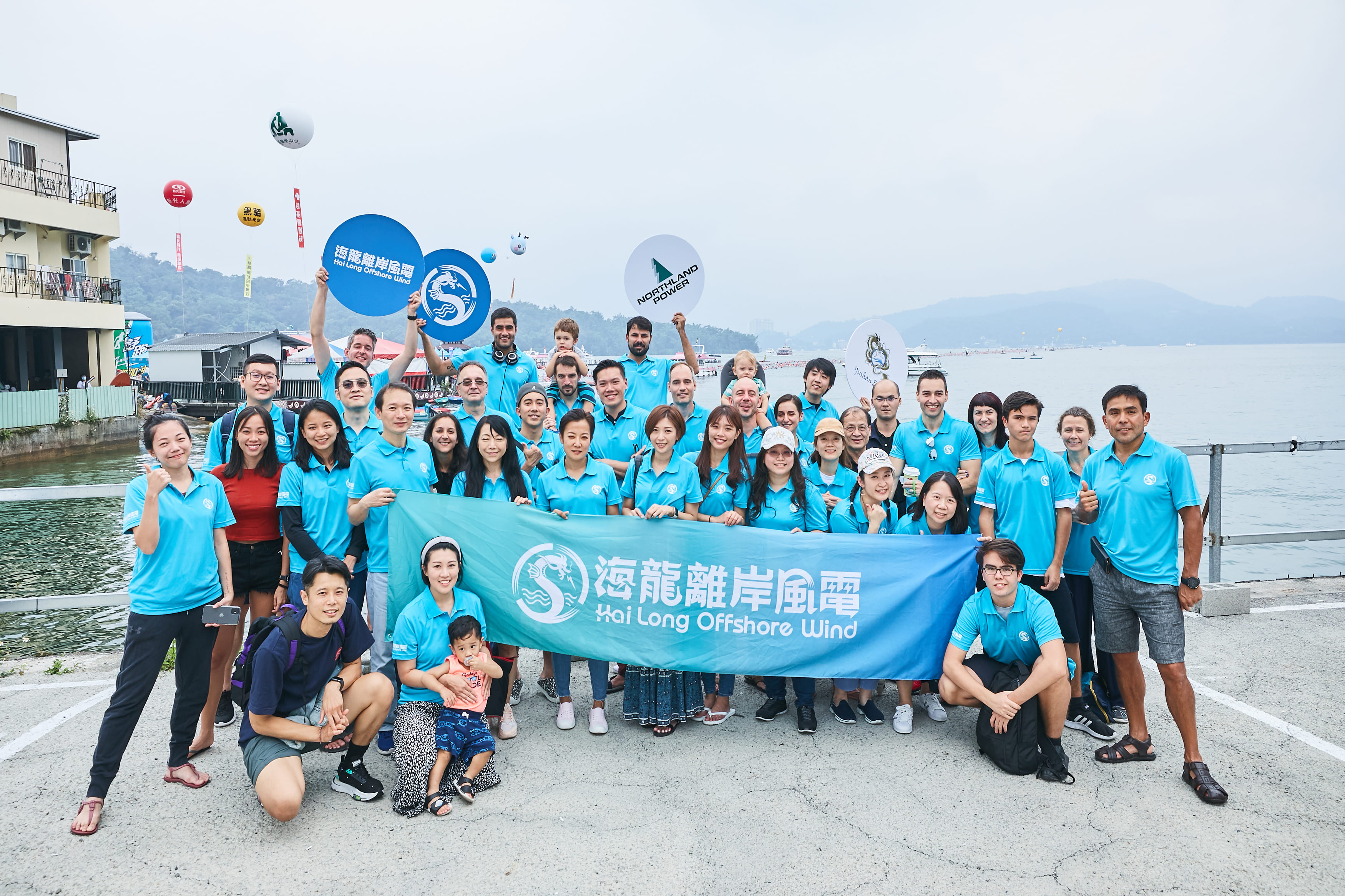 海龍全體人員在海邊拍照