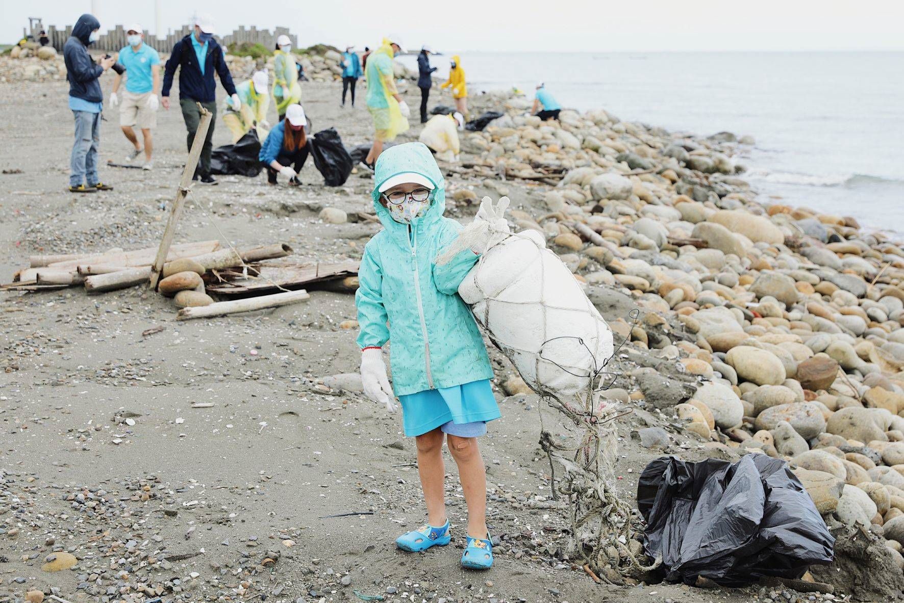 Hai Long Joins Taiwan's National Beach Clean Up