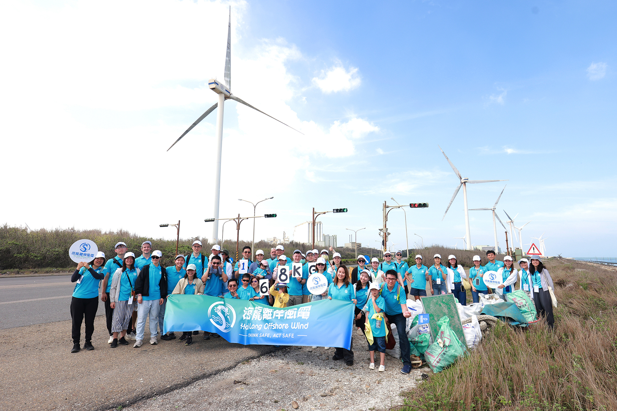 海龍全體人員在海邊拍照